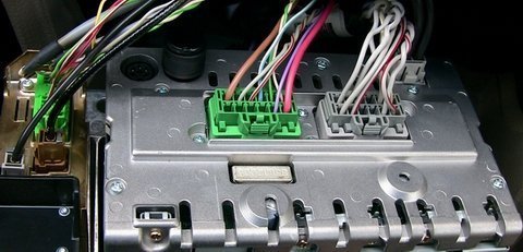Konektory instalovaneho vysunovatelneho LCD (foceno pres vyjmutou predni ventilaci)