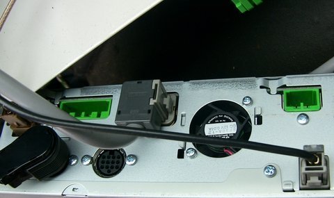 pohled na pripojene konektory k DVD