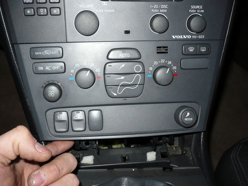 odklopit panel chlazení, posunout horní část k sobě a vyjmout panel. Odpojit konektory. Přístup k žárovkám je zezadu, stejně jako k čidlu vytápění.