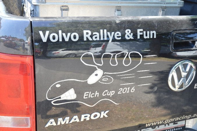 Volvo atmosféra na doprovodném vozidle.