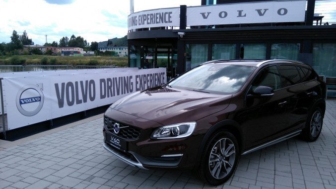 Volvo V60 Cross Country #1.jpg