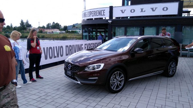 Volvo V60 Cross Country #2.jpg