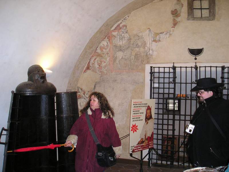 Paní Dáša zahajuje provádění před muzeem tortury