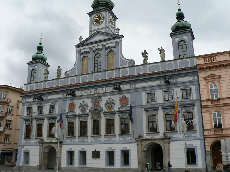 Českobudějovická radnice, dole uprostřed je pamětní deska na T.G.M. když projížděl v roce 1918 do Prahy, na levém rohu je úřední míra Vídeňský loket.